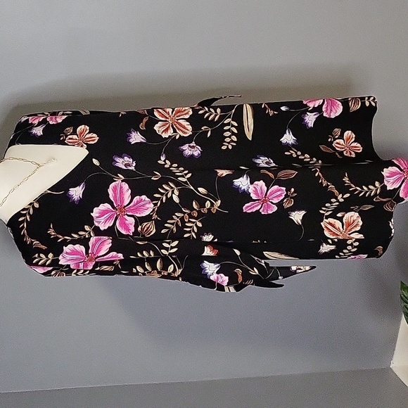 Express Black Floral V-Neck 3/4 Sleeve Shift Mini Dress with Tie Detail - Size M - Picture 3 of 10